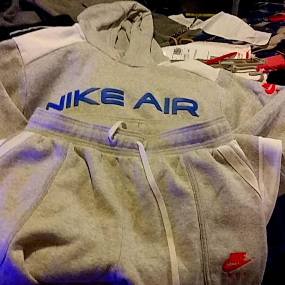 Men's Sweatshirt Hoodie Nike W/ Matching Sweatpants...it is NWOT... Nice.